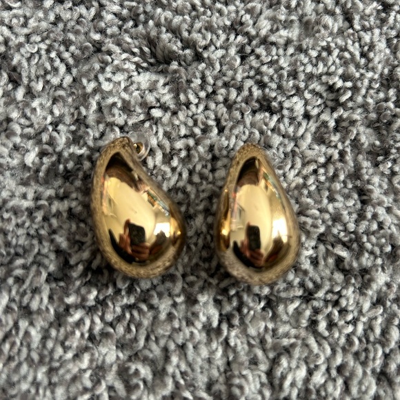 Jewelry - Elegant Gold Teardrop Earrings